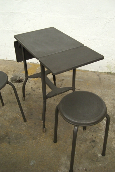 Vintage American Small Steel Foldable Wing Table 19